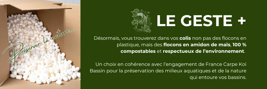 carton de colis renversé avec particules de calage d'amidon de maïs, fond uni vert avec texte descriptif de l'utilisation des particules en amidon de maïs